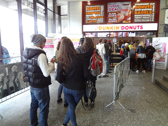 Donuts München: Dunkin' Donuts eröffnete 1. Filiale am Münchner Ostbahnhof am 09. April 2014 (©Foto: Martin Schmitz)